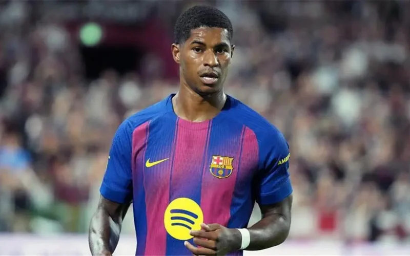 نجم بنفيكا يكسر صمته حول شائعات انتقاله المرتقب إلى صفوف برشلونة